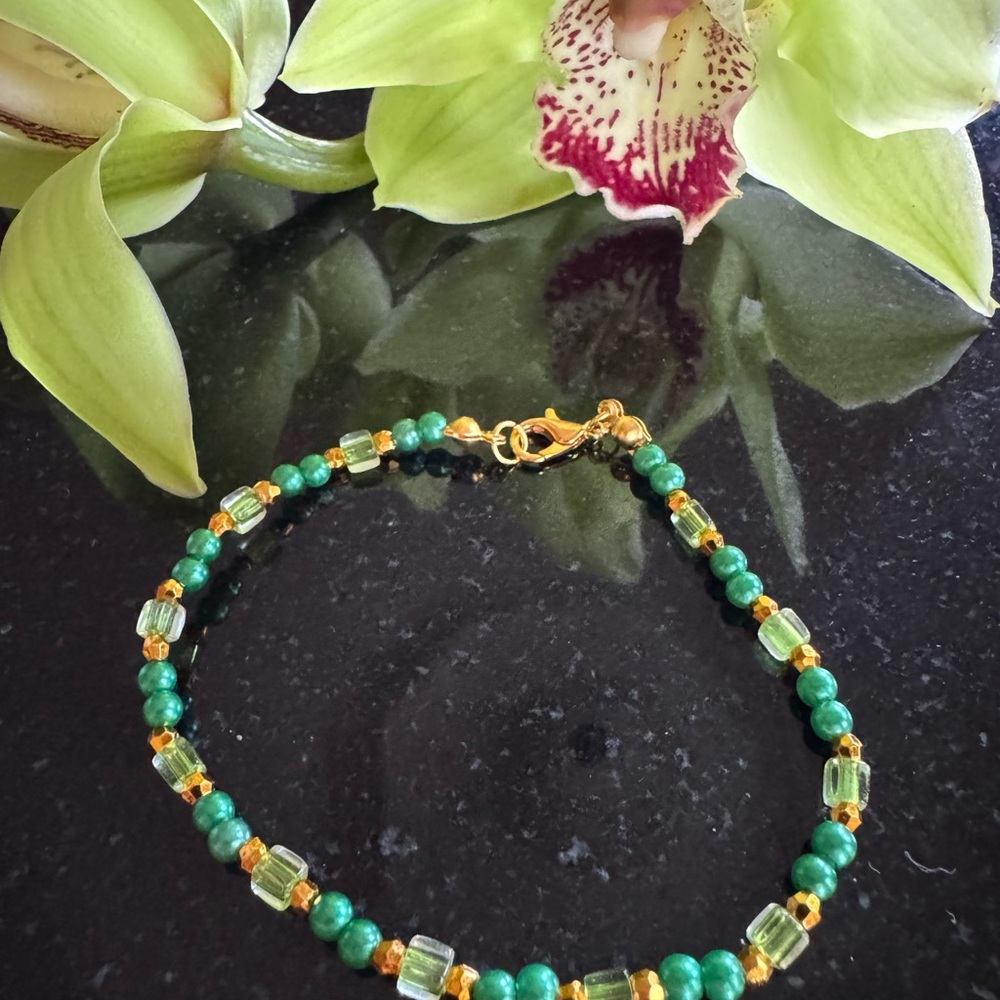 NWT Elegant handmade Green and Gold Beaded stretchy Bracelet - Anklet